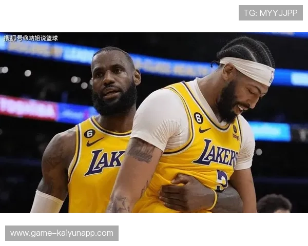 《湖人季后赛前景分析：詹姆斯和戴维斯能否带队走得更远？》，湖人顶薪续约戴维斯
